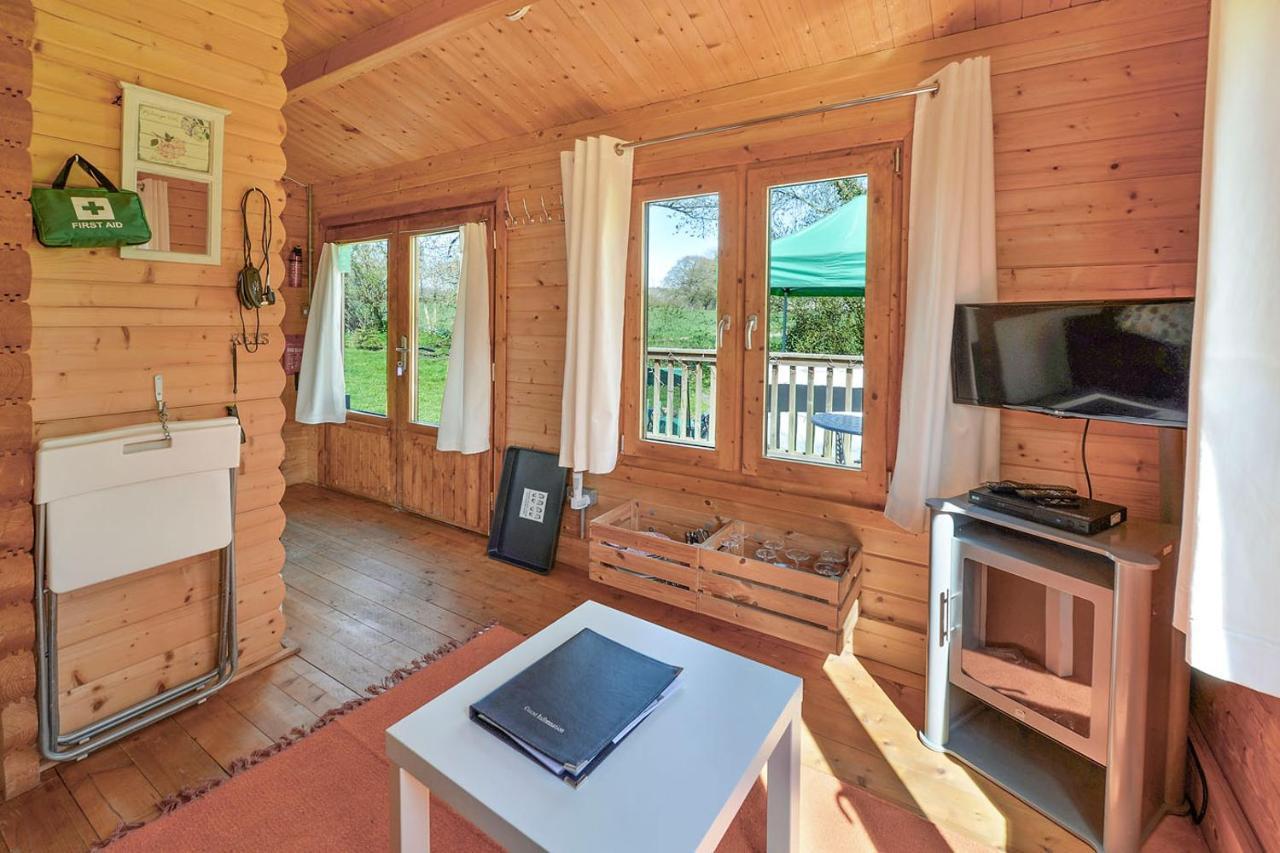 The With Hot Tub Holiday home Maidstone